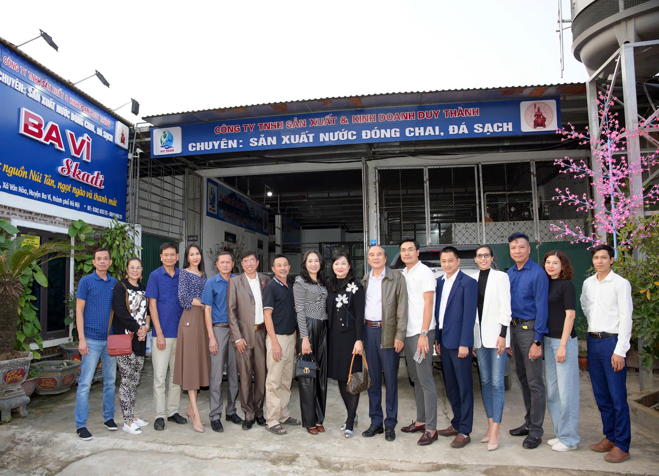 Đội ngũ Công ty Duy Thành trước nhà máy